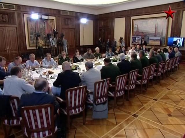 Министр обороны России провел встречу с военными обозревателями ведущих СМИ и военными экспертами
