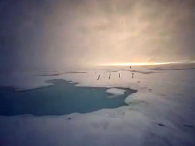 С Северным полюсом у людей обычно ассоциируются огромные глыбы льда, но снимки с камеры экологической обсерватории Северного полюса показывают, что сейчас пейзаж там выглядит не совсем так