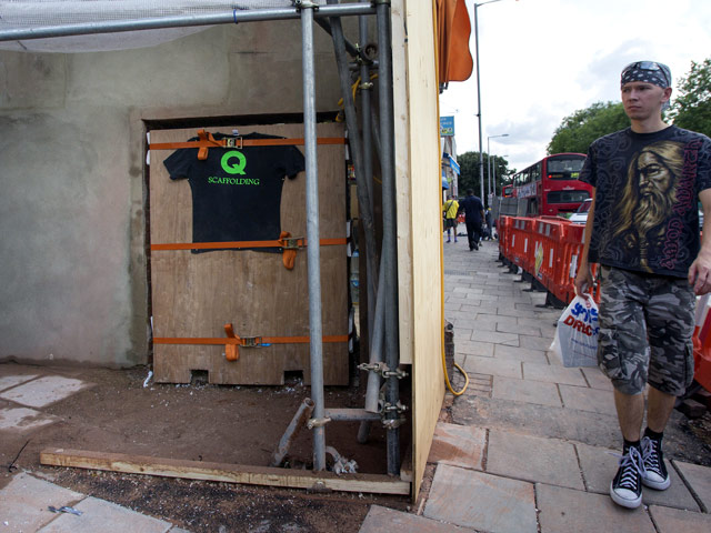 Работу самого известного в мире уличного художника, творящего под псевдонимом Уилл Бэнкси "Игры с мячом запрещены" вырезали из стены на севере Лондона в районе Тоттенхэм, чтобы после демонтажа и реставрации выставить на благотворительном аукционе
