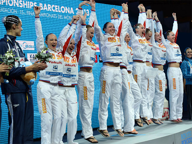 Российская команда по синхронному плаванию выиграла золотые награды в комбинации на чемпионате мира по водным видам спорта, который проходит в Барселоне