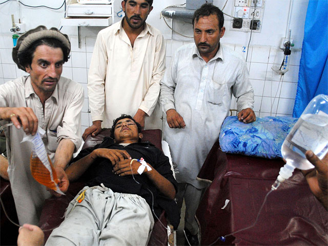 По меньшей мере 18 человек погибли и еще десятки находятся в тяжелом состоянии после отравления некачественным алкоголем в Пакистане, заявили представители местных властей