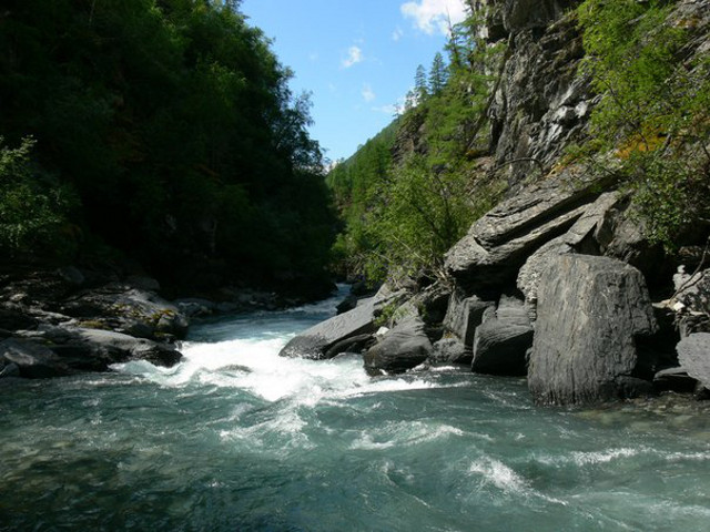 На горной якутской реке Агаякан, в Оймяконском районе, погиб любитель водного туризма из Чехии