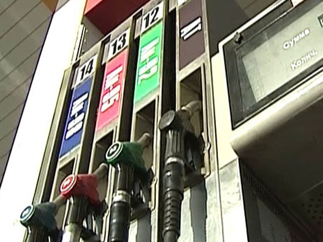 За месяц оптовые цены на бензин выросли на 30%, розница дорожает медленнее