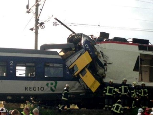 В Швейцарии лоб в лоб столкнулись два пассажирских поезда, более 40 человек ранены 