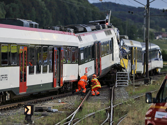 Спасатели, работающие на месте столкновения двух пассажирских поездов в швейцарском городе Гранж-пре-Марнан в западном кантоне Во, извлекли из-под обломков тело машиниста одного из составов
