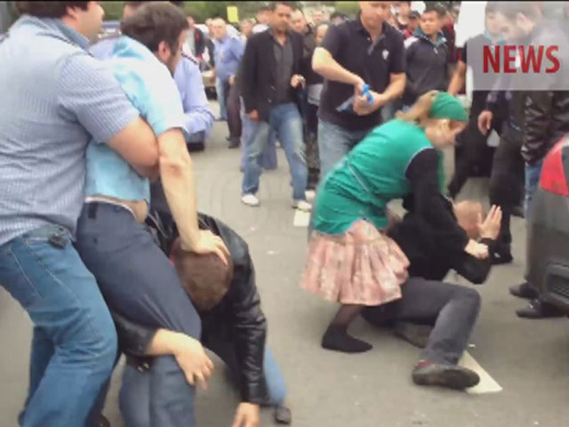 После драки на московском рынке уволены шестеро полицейских, а на двух "героев" завели уголовное дело