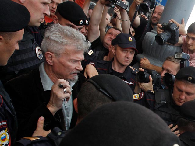 Сотрудники московской полиции традиционно задержали лидера незарегистрированной партии "Другая Россия" Эдуарда Лимонова в ходе традиционно проводимой им акции протеста на Триумфальной площади