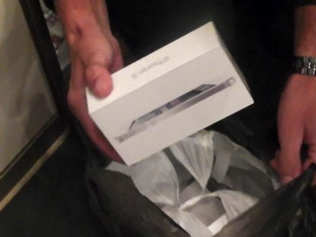 Сотрудники УВД на московском метрополитене пресекли деятельность преступной группировки, участники которой продавали под видом дорогих мобильников коробки с пищевой солью
