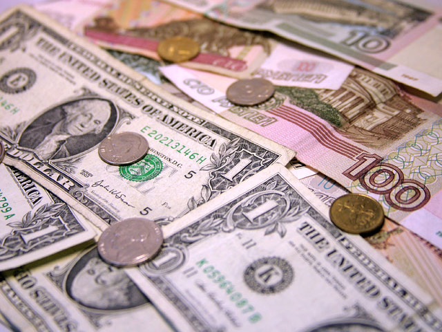 Чтобы удержать рубль, Центробанк продает доллары сотнями миллионов