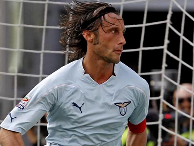 Капитан римского футбольного клуба "Лацио" Стефано Маури дисквалифицирован на шесть месяцев по делу о договорных матчах