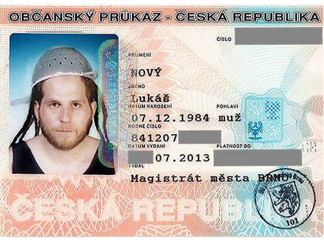 Чех "по религиозным соображениям" сфотографировался на документ с дуршлагом на голове - он верит в макаронного монстра