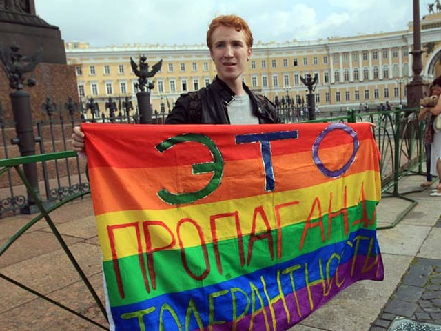 Именно в День десантника и именно на Дворцовой площади, где массово гуляли солдаты, некий гей-активист решил провести одиночный пикет в защиту прав секс-меньшинств