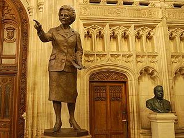 Депутатам Палаты общин британского парламента отныне запрещается прикасаться к ногам установленных в главном холле нижней палаты бронзовых фигур самых выдающихся премьер- министров королевства - Уинстона Черчилля и Маргарет Тэтчер