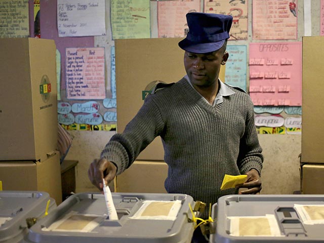 Правящая партия Зимбабве ЗАНУ-ПФ, которую возглавляет президент Роберт Мугабе, получила конституционное большинство в парламенте, выиграв 150 из 210 мест, сообщила избирательная комиссия страны