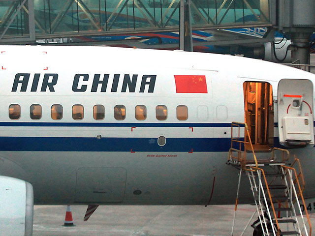 Пассажирский самолет компании Air China выкатился сегодня во время взлета за пределы взлетно-посадочный полосы