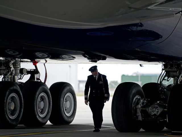 Наземные службы лондонского аэропорта Хитроу вводят более тщательный и детальный досмотр пассажиров и багажа на рейсах американских авиакомпаний, направляющихся в Северную Америку