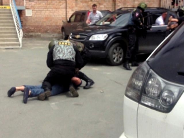 В Приморском крае полиция поймала ранее судимого боксера, который вымогал несколько десятков тысяч долларов. За последние две недели это уже второе задержание в регионе спортсмена с чемпионским титулом за рэкет