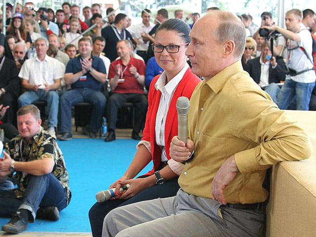 Пресса выяснила, о чем президента Владимира Путина хотели спросить обитатели молодежного лагеря "Селигер-2103" во время его визита в Тверскую область и почему так и не решились это сделать