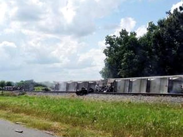 В США потерпел аварию поезд, перевозивший опасные химикаты. Инцидент произошел в минувшее воскресенье в районе города Батон-Руж (штат Луизиана). 26 из 76 вагонов состава, принадлежащего компании Union Pacific, сошли с рельсов