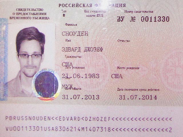 Эдвард Сноуден, как минимум на год обосновавшийся в России, ранее опубликовал секретные данные о прослушке спецслужбами США телефонов людей по всему миру, из-за чего и покинул свою страну