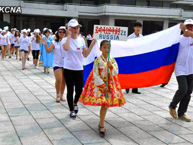 В КНДР с почетом приняли делегацию детей из России, Китая, Монголии, Вьетмана и Франции - школьники приехали отдыхать в пионер-лагерь "Сонгдовон"