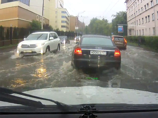 На Москву обрушился сильный ливень с грозой: некоторые улицы оказались подтоплены, автомобили поплыли в лужах