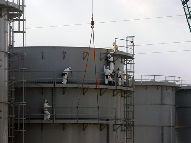 Японские власти заявляют, что на пострадавшей от землетрясения и цунами в 2011 году АЭС "Фукусима" произошла авария, спровоцированная скоплением радиоактивных подземных вод