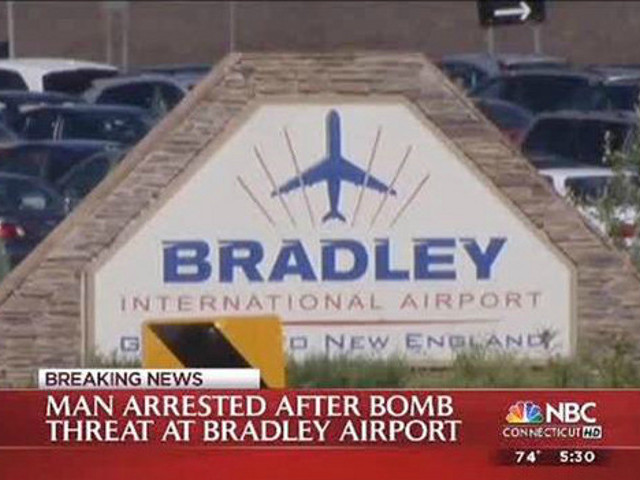 В международном аэропорту Брэдли, расположенном в американском городе Виндзор-Локс (штат Коннектикут) полицейские арестовали мужчину, который заявил во время прохождения досмотра, что якобы везет с собой бомбу