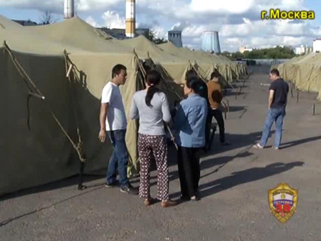 После рейдов по рынкам в московском районе Гольяново возник палаточный лагерь для нелегалов: в нем обитают более 600 мигрантов, в основном - вьетнамцы