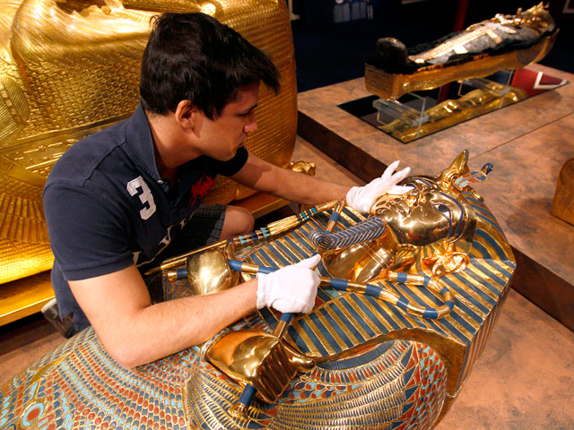 Власти Египта начали перевозить сокровища гробницы Тутанхамона из Каирского музея на площади Тахрир в строящийся Большой египетский музей, который располагается у подножья пирамид Гизы