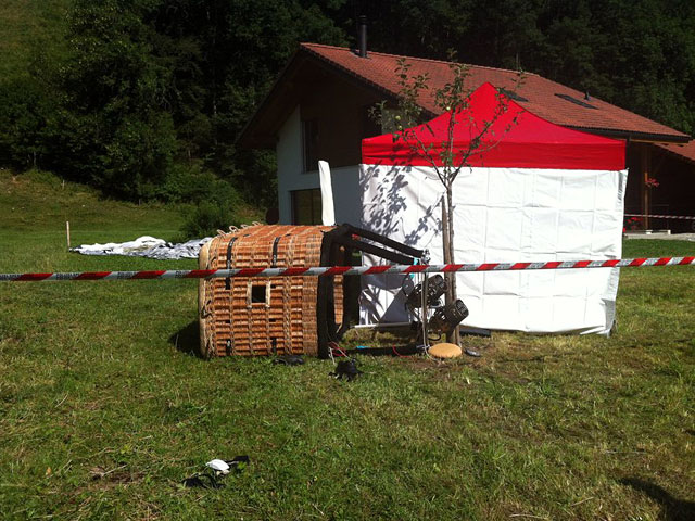 В Швейцарии упал воздушный шар с пятью пассажирами. Один человек скончался, четверо находятся в тяжелом состоянии