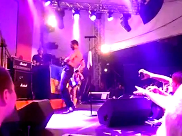 Музыканту американской группы Bloodhound Gang Джареду Хенегану (более известен под сценическим псевдонимом Эвил (Зло) Джаред Хасселхофф) запретили въезд на Украину на пять лет за осквернение ее национального флага