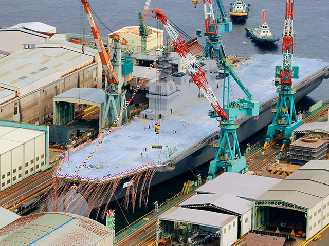 Япония представила свой крупнейший военный корабль со времен Второй мировой войны. Судно под названием "Идзумо" официально предназначено для перевозки вертолетов