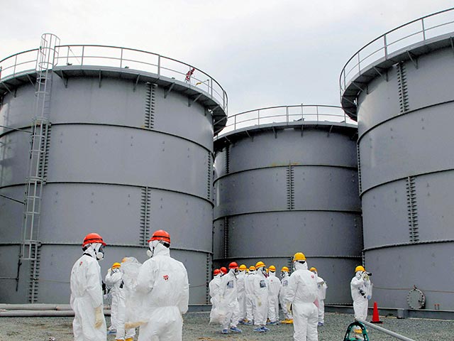 Власти Японии решили взять чрезвычайную ситуацию на АЭС "Фукусима" под свой контроль. Накануне оператор станции впервые признал, что спустя два года после землетрясения "Фукусима" остается второй по опасности атомной аварией после чернобыльской
