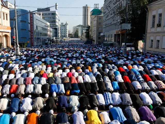 Первый и главный этап празднования Ураза-байрама - общая молитва, собирающая десятки тысяч верующих - в Москве прошел без инцидентов