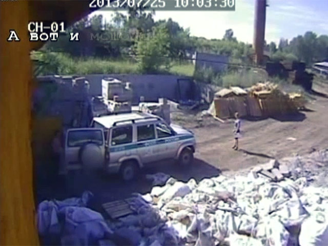 В Новосибирской области сразу три сотрудника Федеральной службы судебных приставов лишились работы после публикации в интернете видеозаписи, как они воруют дорогостоящее оборудование на складе