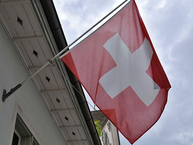 Власти города Бремгартен в Швейцарии ввели драконовские ограничения, запрещающие соискателям убежища в этой стране появляться в общественных местах, таких как школьные дворы, бассейны и библиотеки
