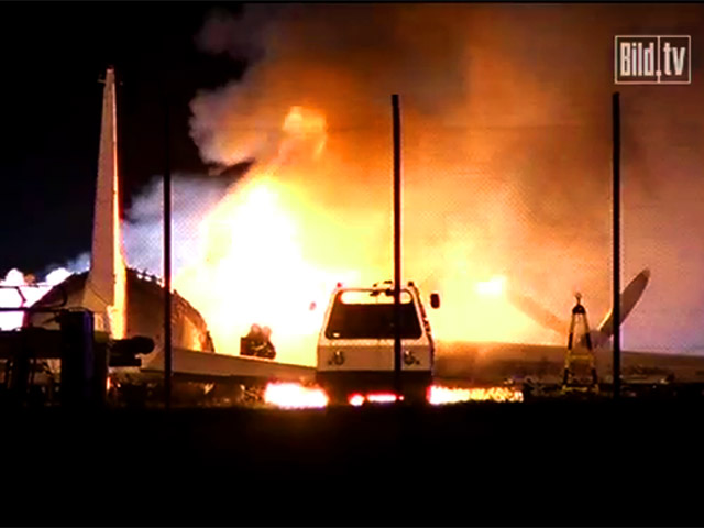 Грузовой самолет Ан-12 авиакомпании "Украина-Аэроальянс" сгорел минувшей ночью в аэропорту немецкого города Лейпциг