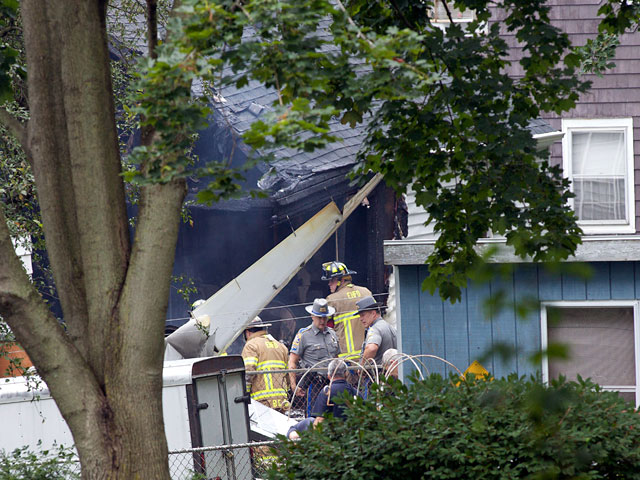 В США в штате Коннектикут небольшой самолет упал на жилой дом. Три человека были объявлены пропавшими без вести: пилот и два ребенка, проживавшие в доме