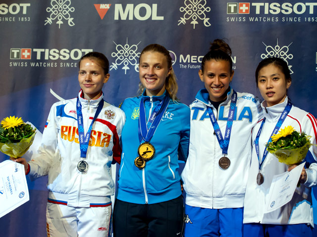 Саблистка Екатерина Дьяченко(на фото - крайняя слева) проиграла со счетом 12:15 в финале лидеру мирового рейтинга украинке Ольге Харлан