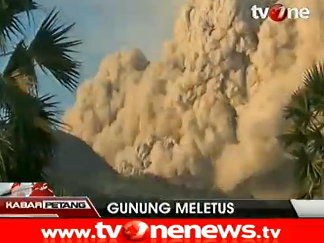 Извержение вулкана в Индонезии: горячим пеплом засыпало пляж с людьми