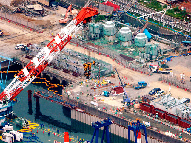 Защитный барьер у технического порта АЭС "Фукусима-1" уже не справляется с утечками радиоактивной воды в океан - он недостаточно высок, сообщила компания-оператор станции Tokyo Electric Power (TEPCO)