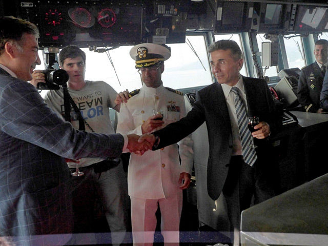 Президент и премьер Грузии публично обменялись колкостями во время приема на борту американского военного корабля Bulkeley, который прибыл в субботу с дружеским визитом в Батуми