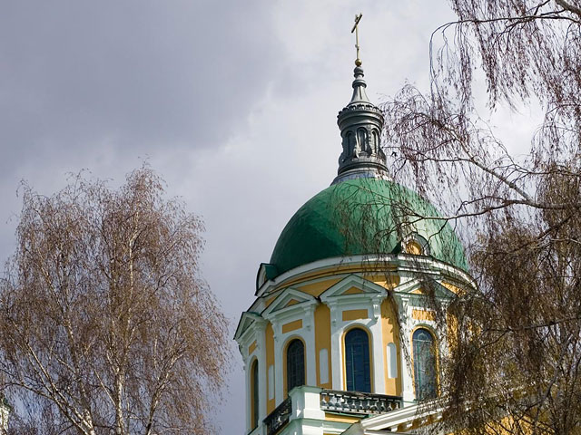 Старинную икону "Никола Зарайский" XVI века, которая последние полвека находилась в Москве после реставрации, в воскресенье передали в собор Иоанна Предтечи Зарайского кремля