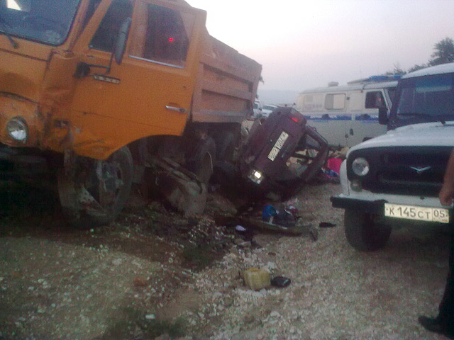 Пять человек погибли при столкновении "КамАза" с легковым автомобилем в Карабудахкентском районе Дагестана