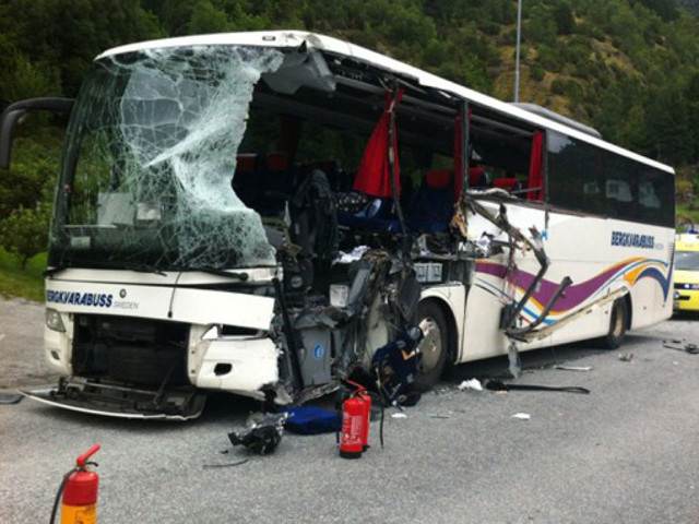 На юго-западе Норвегии столкнулись два автобуса: шведский туристический и норвежский рейсовый. Погибли два человека