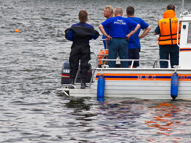 Сотрудники МЧС нашли ВАЗ-2102 с убитыми людьми в 5 метрах от берега, на глубине более трех метров. Для подъема машины были привлечены водолазы