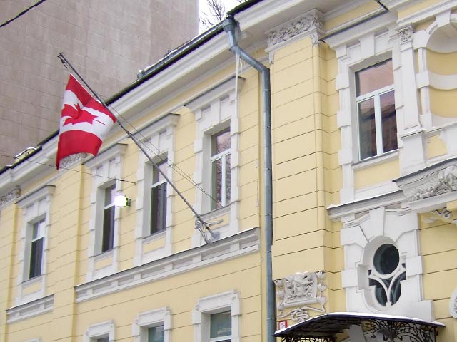 Из-за забастовки сотрудников консульства Канады в Москве россияне уже несколько месяцев не могут получить визы, под угрозой срыва осенние учебные программы, туроператоры отказываются от работы с североамериканской страной