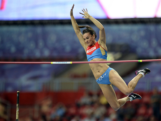 Исинбаева, допустив ошибку в первом прыжке, взяла 4,65 со второй попытки и 4,75 с первой