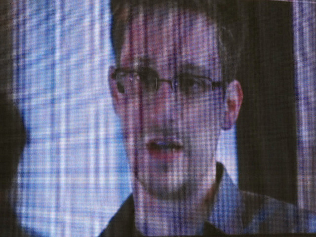 Бывший сотрудник ЦРУ Эдвард Сноуден, разоблачивший программы электронной слежки спецслужб США, заявил в интервью газете The New York Times, что после терактов 11 сентября 2001 года американские СМИ перестали выполнять функцию контроля за правительством